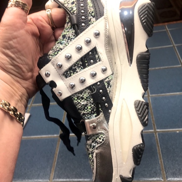 KURT GEIGER LONDON- New Unique Size 6 1/2 Classy Coveted & Popular Gold Monogram - Picture 8 of 16